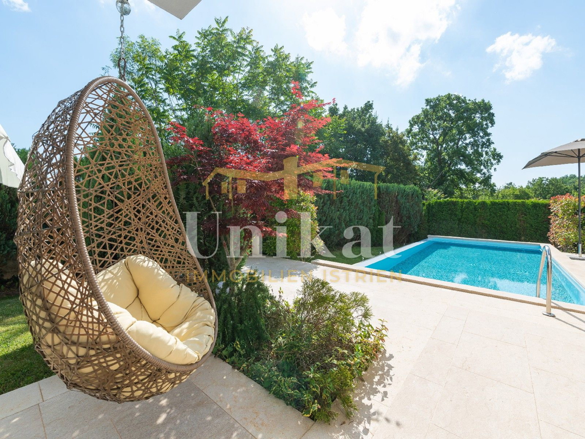 Moderna vila z notranjim in zunanjim bazenom